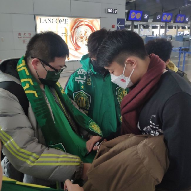 我们想要小组第一，接下来的欧冠淘汰赛抽签将不那么容易，但让我们到明年2月再考虑。